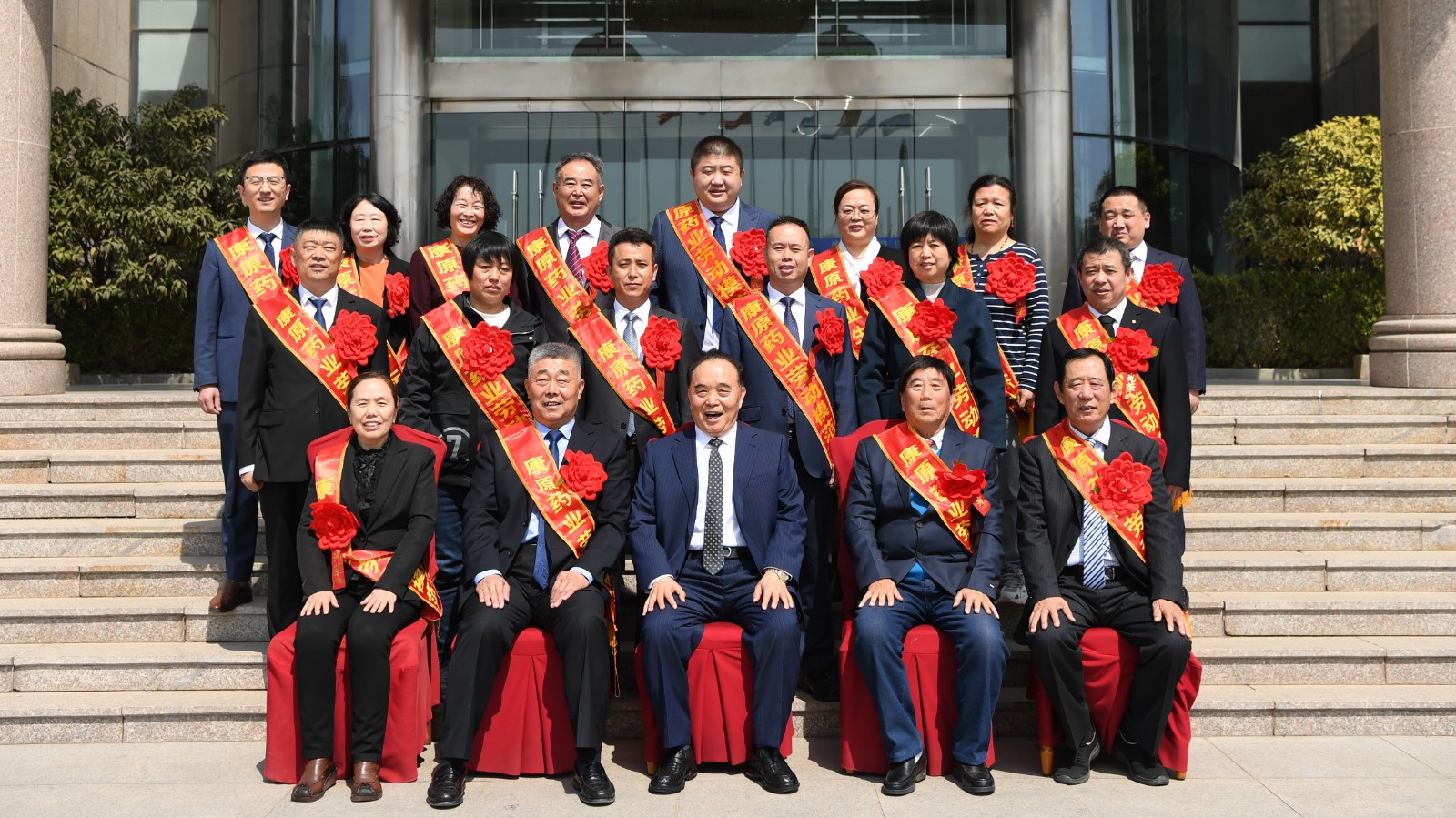 集團(tuán)創(chuàng)始人、董事長劉乃山召開集團(tuán)勞動模范座談會并合影留念